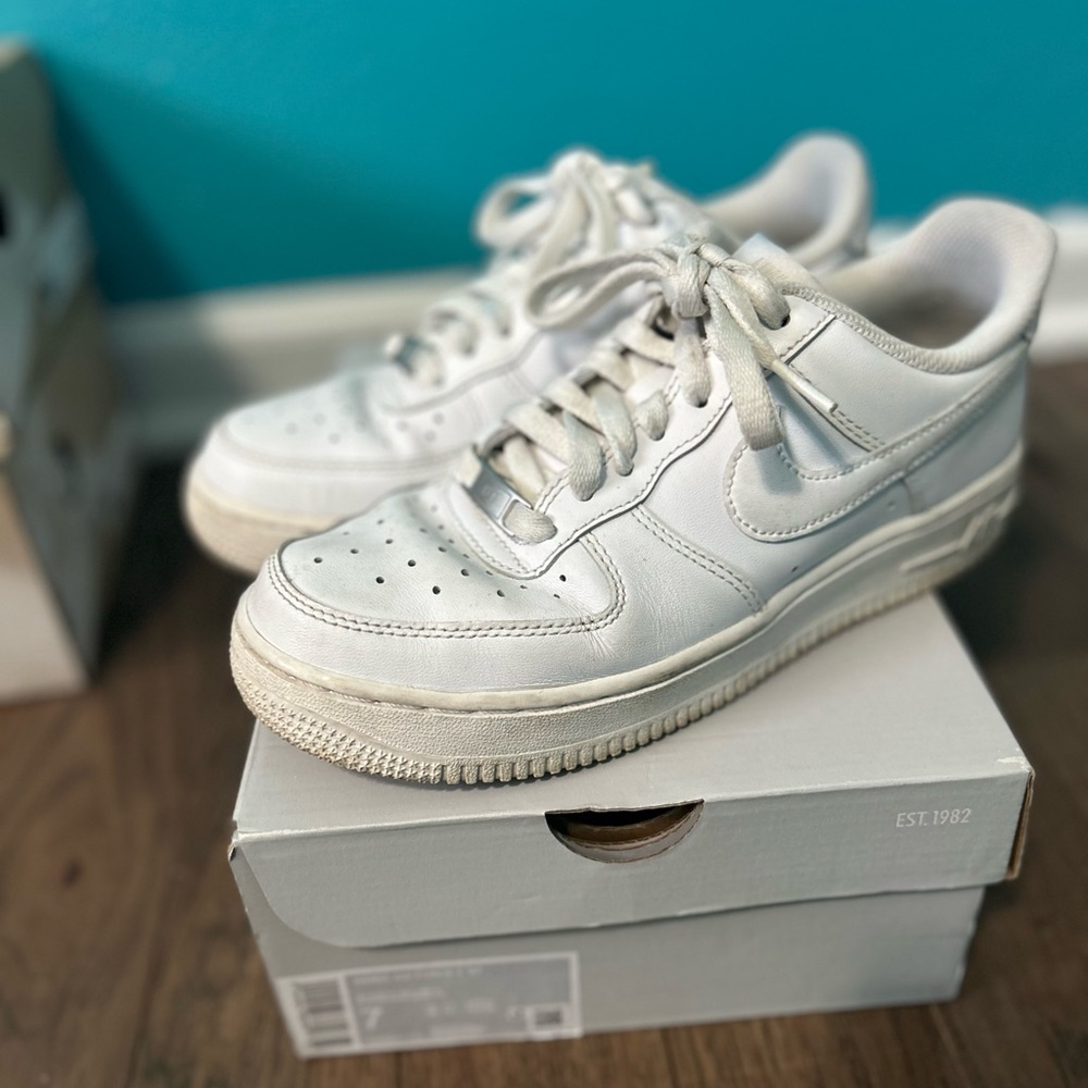 Nike White Air Force one Sneakers sz:7 - Picture 2 of 7